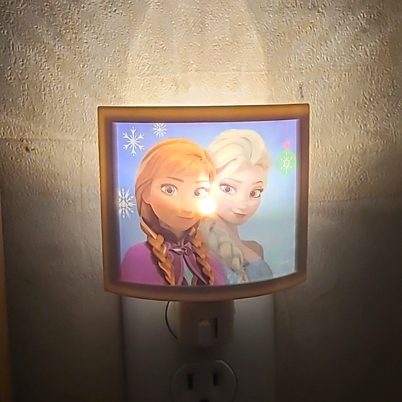 Disney Frozen Elsa & Anna Plug In Night Light - Picture 12 of 13